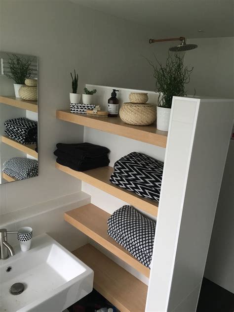 Mur pour séparer les toilettes | Etagere salle de bain, Aménagement salle de bain, Idée salle de ...