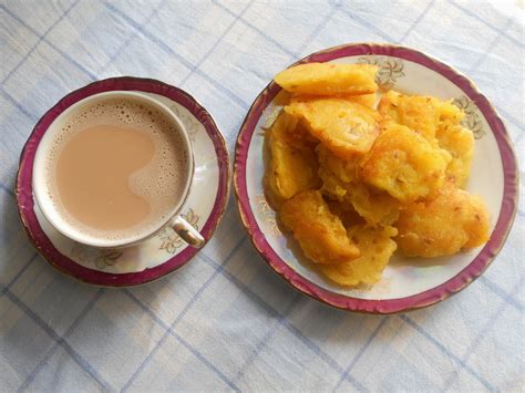 A pinch of basil: Pazham Pori (Kerala style banana fritters)