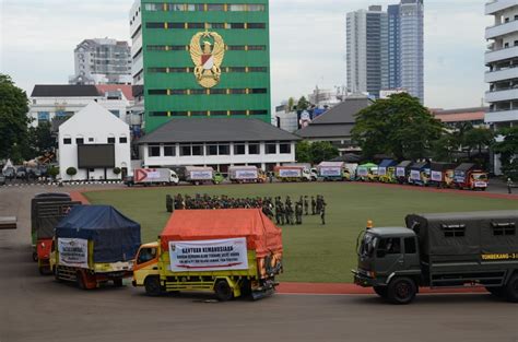 Mabes TNI AD Kirim 28 Truk Logistik Bantuan Kemanusian Bagi Korban Tsunami – Jurnal Sumbar