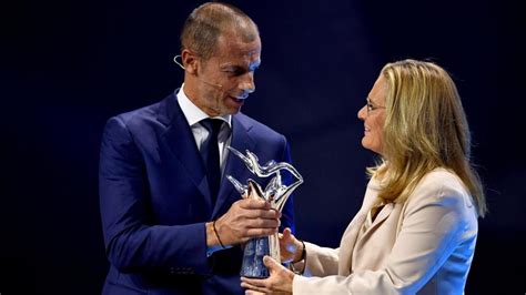 England's Sarina Wiegman dedicates UEFA Coach of the Year award to ...