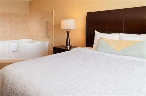 15 Omaha Hotels With Hot Tub In Room or Jacuzzi Suites - Hot Tub Suites