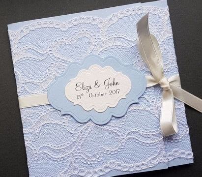 Unas invitaciones de boda con encaje que desbordan romance