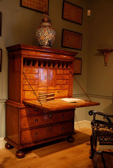 Early 18th Century Veneered Walnut Writing desk or escritoire, circa 1715 For Sale at 1stdibs