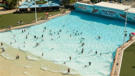 Giant Wave Pool at Wet'n'Wild Gold Coast