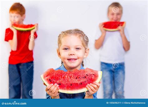 Kids eating watermelon immagine stock. Immagine di ragazzo - 105696311