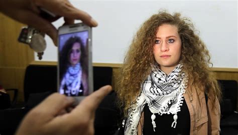 Ahed Tamimi, attivista palestinese arrestata dopo un post sui social ...