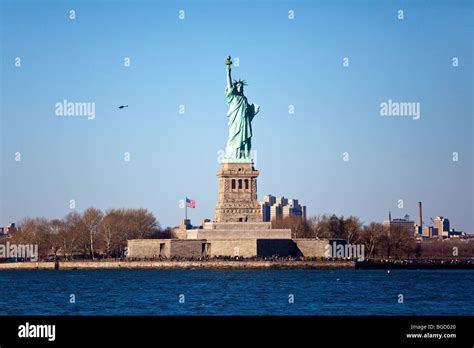 Helicopter tour and the Statue of Liberty Stock Photo - Alamy