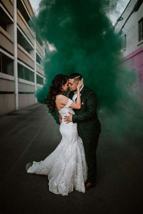 20 Colorful Smoke Bomb Inspiration for Your Wedding Portraits