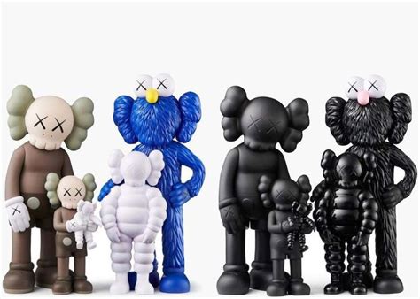 KAWS - KAWS Family Vinyl Figures Set | Vinyl figures, Wallpaper iphone cute, Vinyl