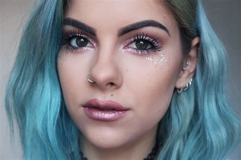 PINK GLITTER MAKEUP - Sophie Hannah