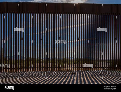 US - Mexican border wall - Arizona Stock Photo - Alamy