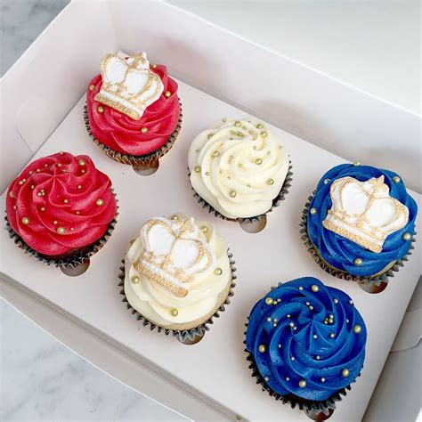 Royal Crown Buttercream Cupcakes. Gorgeous and Yum! | Crown cupcakes, Buttercream designs, Mini ...