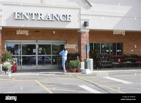 Grocery store front entrance hi-res stock photography and images - Alamy