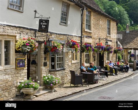 Castle Inn Hotel in the picturesque village of Castle Combe Stock Photo ...