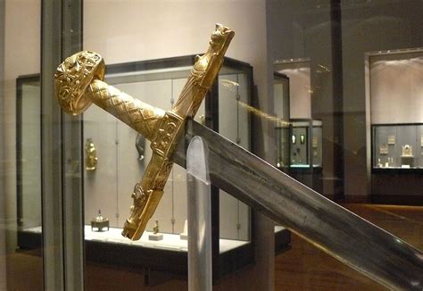 Top 10 Famous Deadly Swords Their History - Toptenz.net William Wallace ...