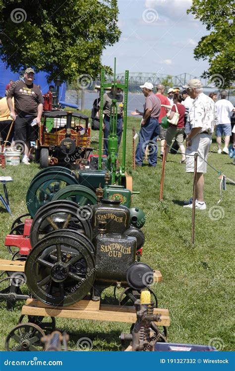 Antique Steam Engine and Tractor Show Editorial Photography - Image of vintage, antique: 191327332