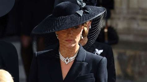 Kate Middleton pays touching tribute as she wears Queen Elizabeth's ...