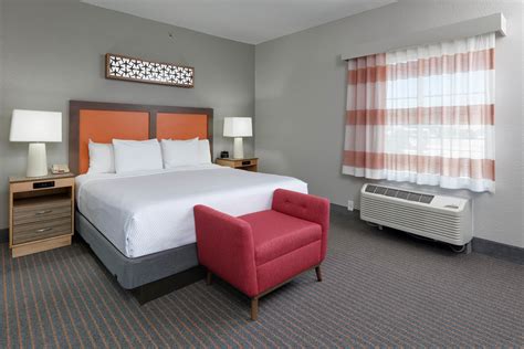 La Quinta Inn & Suites by Wyndham Dallas Love Field | Dallas, TX Hotels