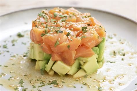 Salmon Tartare with Avocado, a recipe just as easy to make as it is healthy