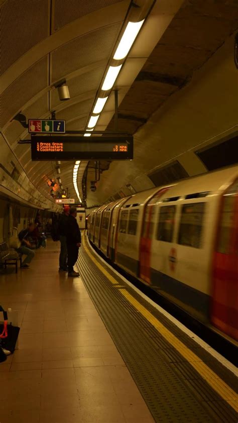 london | Train station architecture, Train, London underground train