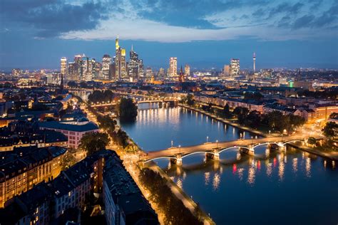 Luftaufnahmen in Frankfurt am Main - Drohnenaufnahmen Skyline und Hochhäuser - SKYLINE ATLAS