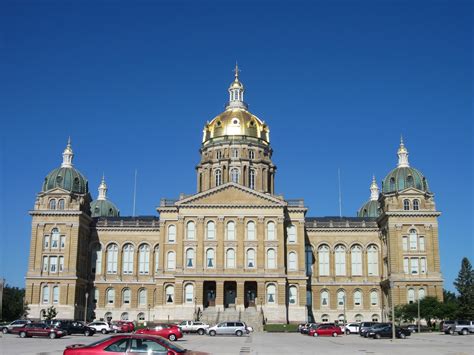 Souvenir Chronicles: DES MOINES, IOWA: STATE CAPITOL BUILDING GROUNDS