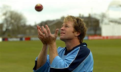 Jonty Rhodes teaches the art of fielding to women cricketers