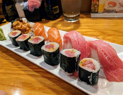 Spicy tuna roll, fatty tuna and salmon nigiri, along with a spicy yellowtail hand roll. : r/sushi