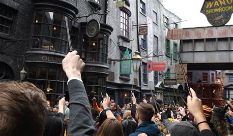 Harry Potter fans pay tribute to John Hurt with wand display - Extra.ie