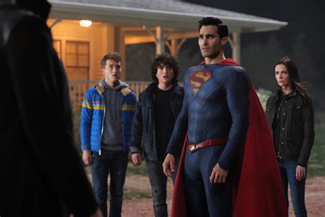 Superman & Lois: Season Three; CW Superhero Series Gets Early 2022-23 ...