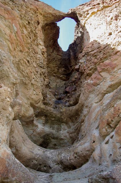 File:Looking up at the Clarno Arch, Clarno Unit, John Day Fossil Beds N ...