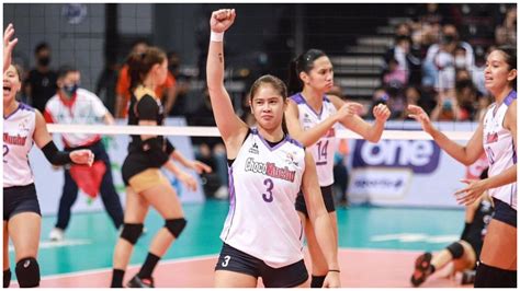 Who is Cebuana Volleyball Star Deanna Wong and why is she mobbed by fans