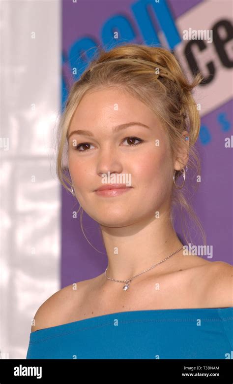 LOS ANGELES, CA. August 12, 2001: Actress JULIA STILES at the 2001 Teen Choice Awards at the ...