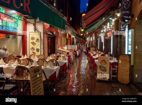 Alley of restaurants near grand place hi-res stock photography and ...