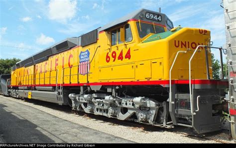 Union Pacific 6944 DDA40X after recent cosmetic restoration. : TrainPorn