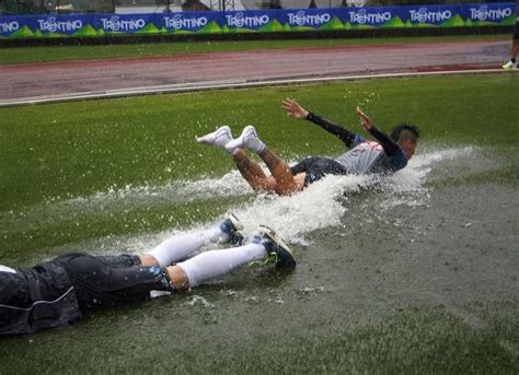 This is what Napoli players do when the training ground is too flooded ...