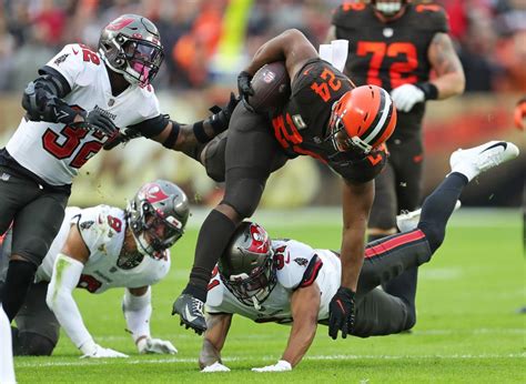 WATCH: Nick Chubb caps off 100 yard performance with winner vs. Buccaneers