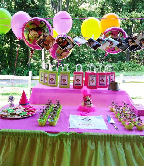 Monkey Love Cupcakes and Party Favors | This party table fea… | Flickr