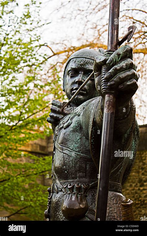 Robin Hood statue Nottingham Stock Photo - Alamy