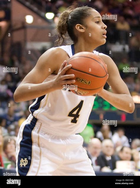 Notre Dame Guard Skylar Diggins (4) in game action between the Notre Dame Fighting Irish and the ...