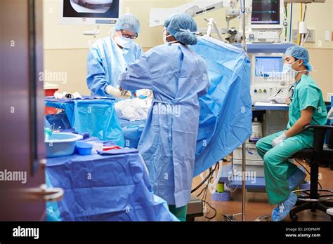 surgeon, surgery, operating room, surgeons, surgeries, operating rooms Stock Photo - Alamy