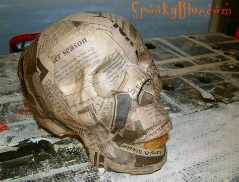 DIY - Paper mache skull tutorial http://www.spookyblue.com/halloween ...