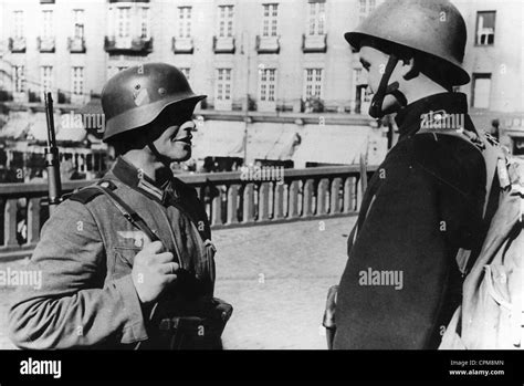 Deutsche und norwegische Soldaten in Oslo, 1940 Stockfotografie - Alamy