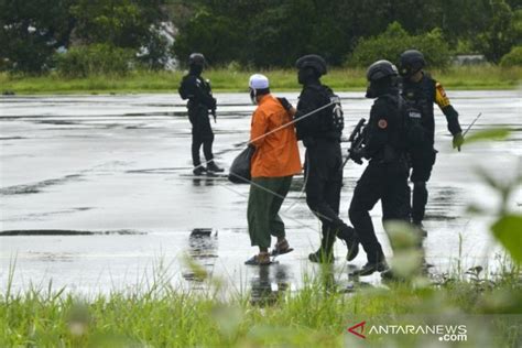 Densus 88 detains 14 terror suspects - ANTARA News