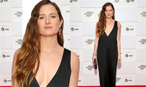 Grace Gummer stuns in chic black dress at Dr. Death premiere... after ...