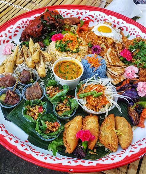 I ate this amazing Thai food platter - Dining and Cooking