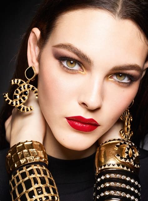 Últimas Tendencias: Vittoria Ceretties es la estrella de la campaña de maquillaje Chanel Holiday ...