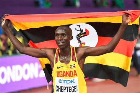 Joshua Cheptegei breaks World 10km Record - Time-to-Run España