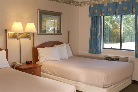 AFFORDABLE 🐕 PET-FRIENDLY HOTEL in Boothbay Harbor Maine