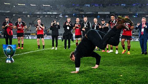 Super Rugby Pacific: Coach Scott Robertson performs rusty rendition of celebratory breakdance ...